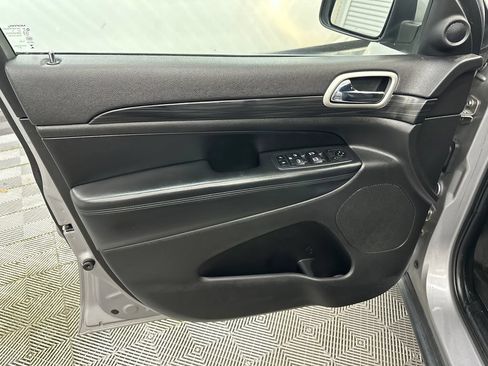 Used 2020 Jeep Grand Cherokee Laredo RWD image 11