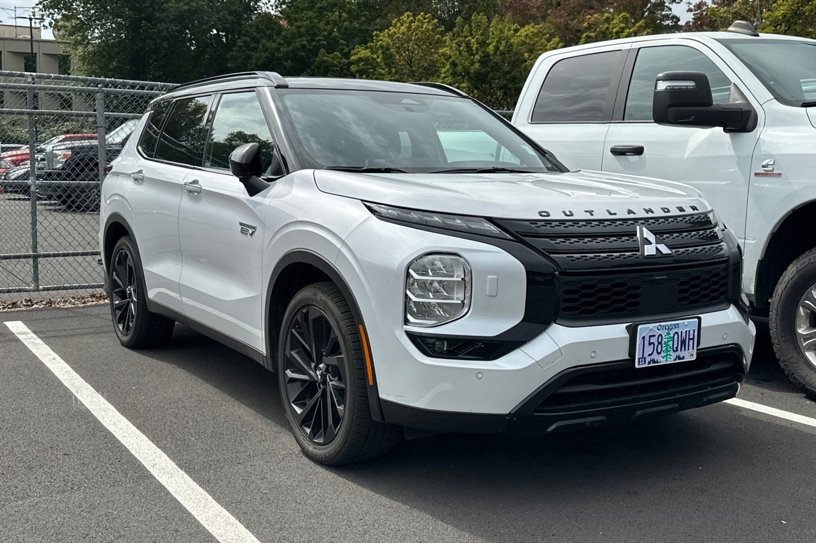 Used 2025 Mitsubishi Outlander 4WD Plug-In Hybrid image 2