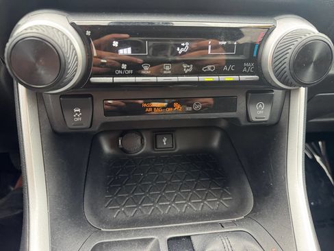 Used 2022 Toyota RAV4 LE AWD/4WD image 23