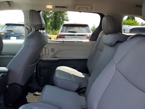 Used 2024 Toyota Sienna XLE FWD image 10