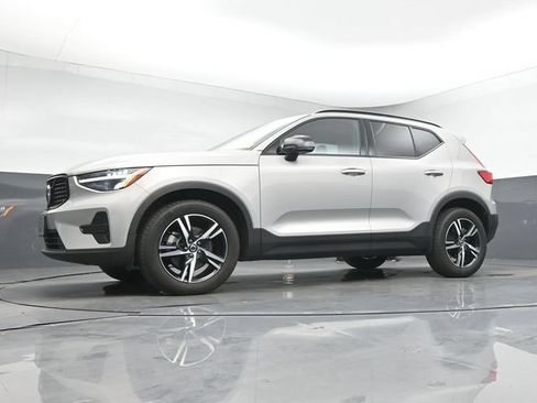 Used 2024 Volvo XC40 B5 Core AWD/4WD image 13