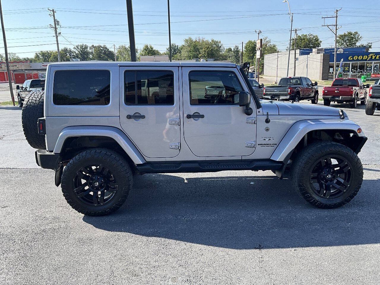 Used 2016 Jeep Wrangler Unlimited Sahara w/ Connectivity Group AWD/4WD image 7