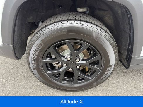 Certified 2025 Jeep Grand Cherokee Altitude AWD/4WD image 15
