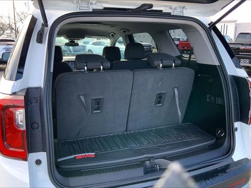 Used 2023 GMC Acadia SLE image 4