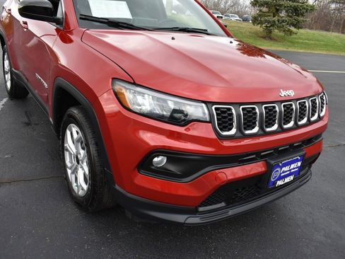 Used 2025 Jeep Compass Latitude image 2