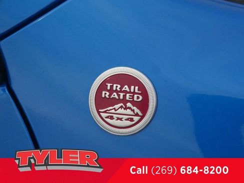 Used 2021 Jeep Cherokee Trailhawk AWD/4WD image 11