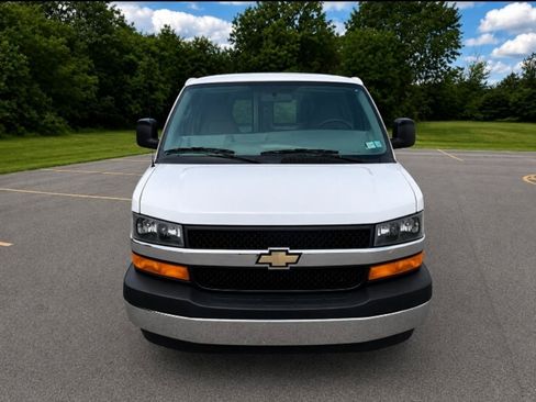 Used 2017 Chevrolet Express 2500 RWD image 2