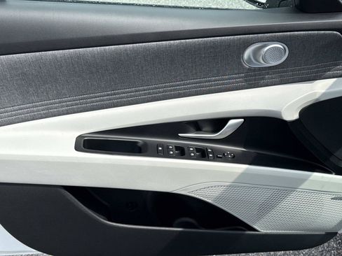Certified 2025 Hyundai Elantra Limited FWD image 18