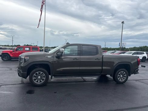 Used 2024 GMC Sierra 1500 AT4 w/ Technology Package AWD/4WD image 2