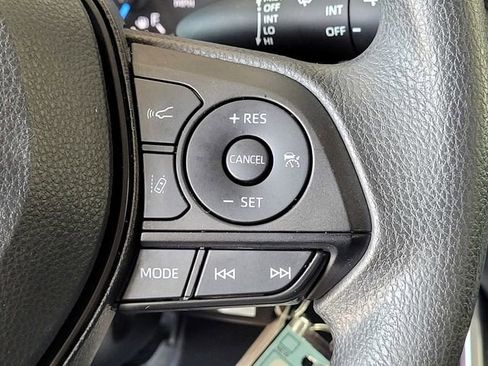 Used 2022 Toyota RAV4 LE AWD/4WD image 25