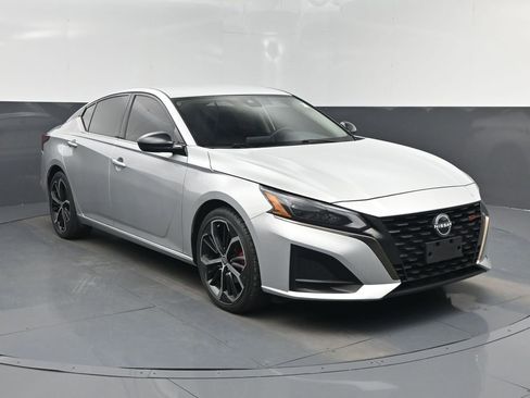 Used 2023 Nissan Altima 2.5 SR FWD image 8