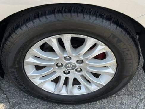 Used 2012 Toyota Sienna XLE FWD image 33