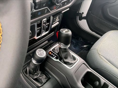 Used 2024 Jeep Wrangler Unlimited w/ Convenience Group AWD/4WD image 12