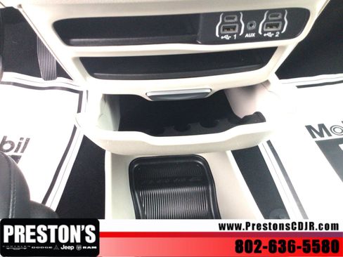 Used 2024 Chrysler Pacifica Touring-L FWD image 24
