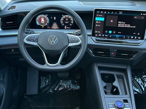 New 2025 Volkswagen Tiguan SE image 14
