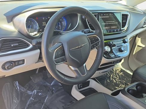 Used 2024 Chrysler Pacifica Touring-L FWD image 14