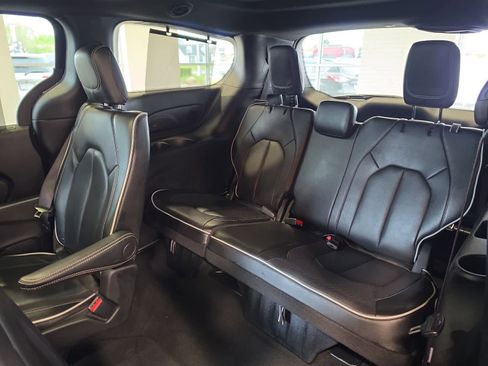Used 2025 Chrysler Pacifica Limited FWD image 35