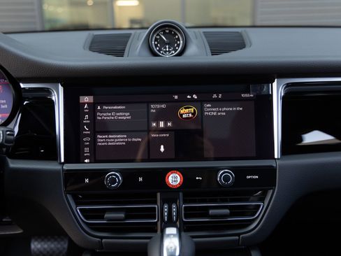 Certified 2025 Porsche Macan image 31