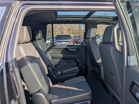 New 2026 Chevrolet Suburban Premier image 8