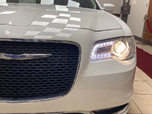 Used 2018 Chrysler 300 Touring L image 10