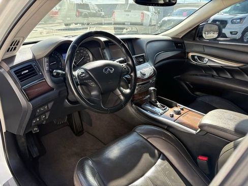 Used 2017 INFINITI Q70 L 3.7 w/ Deluxe Touring Package image 3