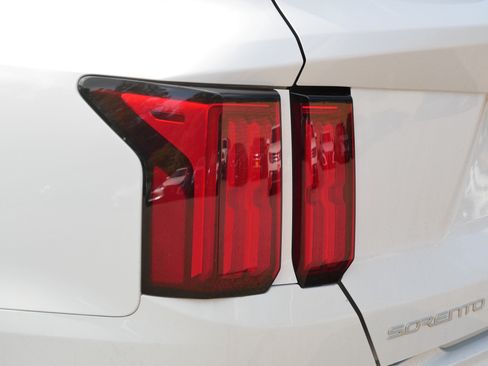 Certified 2023 Kia Sorento SX AWD/4WD image 17