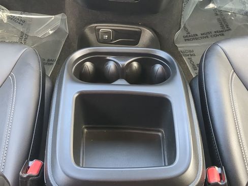 Used 2025 Chrysler Pacifica Select image 19