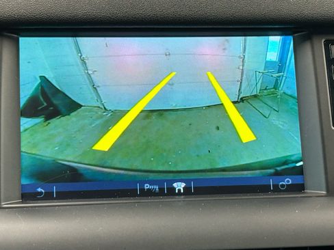 Used 2018 Land Rover Discovery Sport SE image 14