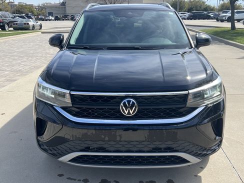 Used 2023 Volkswagen Taos SE w/ Panoramic Sunroof Package image 3