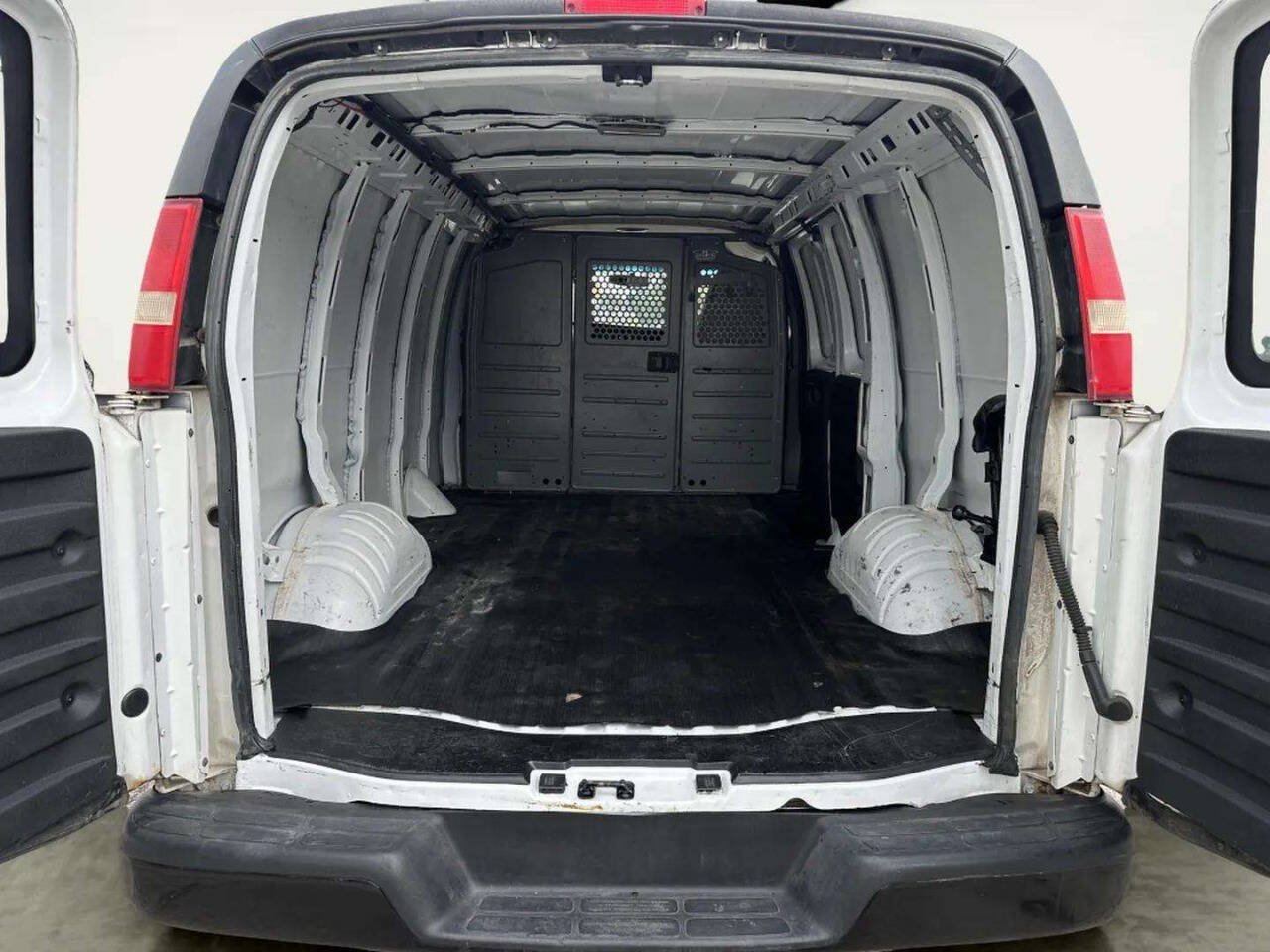 Used 2014 Chevrolet Express 2500 RWD image 16