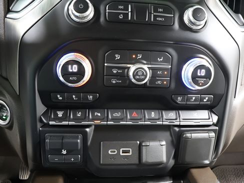 Used 2023 GMC Sierra 3500 Denali w/ Denali Ultimate Package AWD/4WD image 11