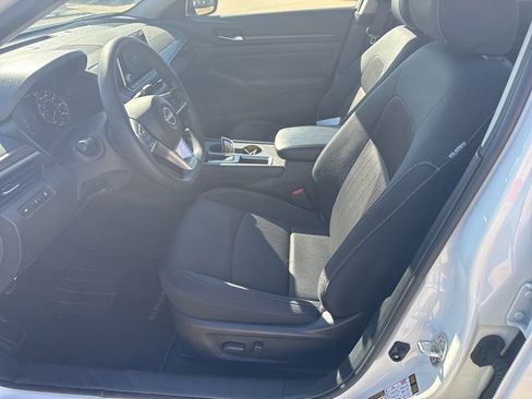 Used 2025 Nissan Altima 2.5 SV FWD image 10