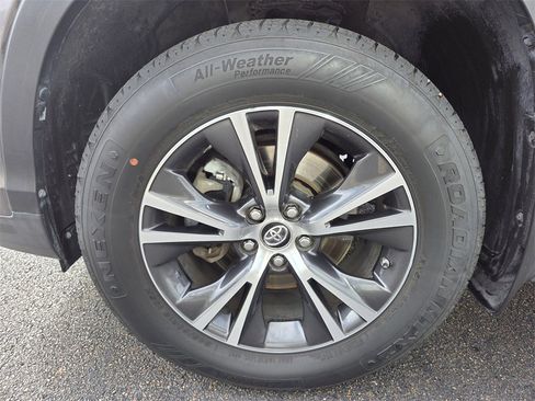 Used 2019 Toyota Highlander LE image 26