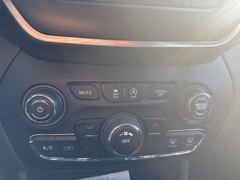 Used 2021 Jeep Cherokee Latitude Plus image 28