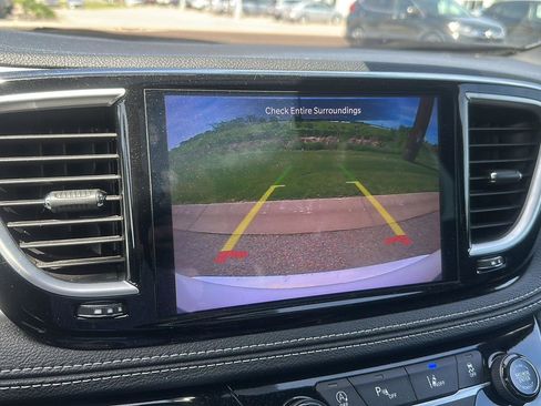 Used 2025 Chrysler Pacifica Limited FWD image 18