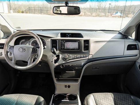 Used 2014 Toyota Sienna SE FWD image 19