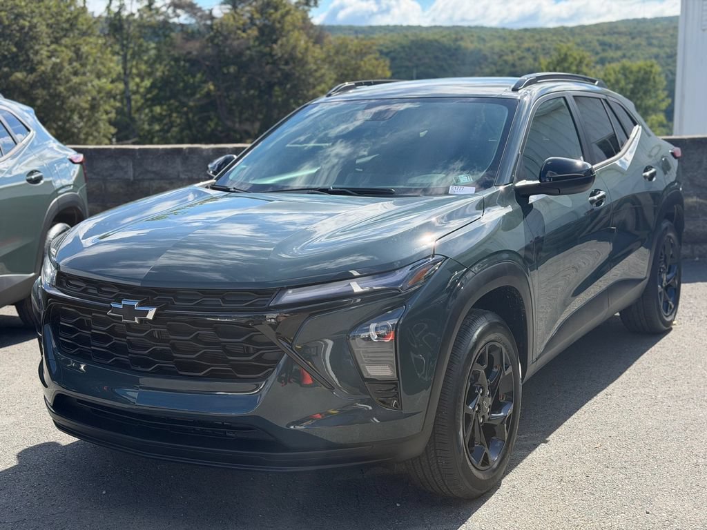 New 2026 Chevrolet Trax LT w/ Midnight Edition FWD image 1