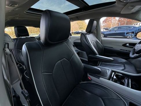 Used 2023 Chrysler Pacifica Limited image 41