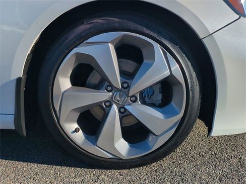 Used 2018 Honda Accord Touring image 11