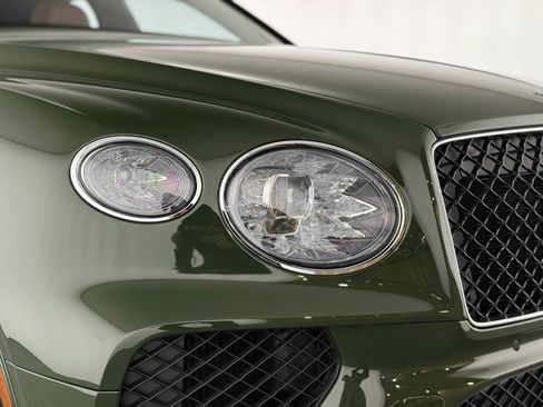 Used 2025 Bentley Bentayga image 42