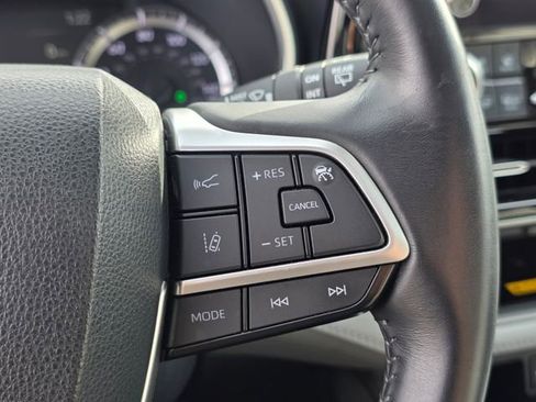 Used 2023 Toyota Highlander XLE image 27