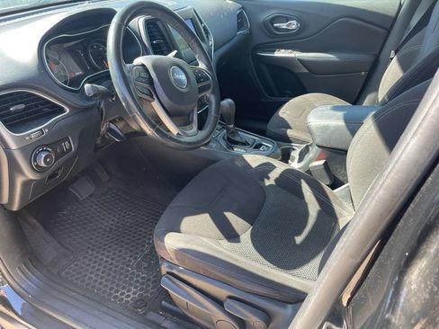 Used 2019 Jeep Cherokee Latitude w/ Cold Weather Group AWD/4WD image 9