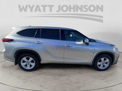 Used 2021 Toyota Highlander LE AWD/4WD image 11