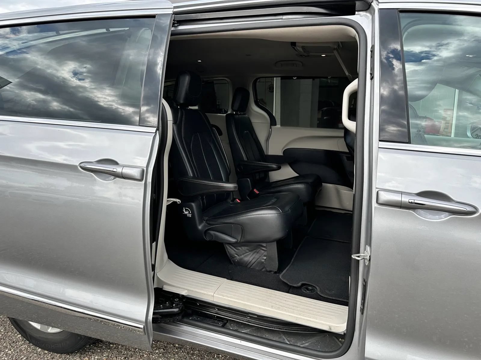 Used 2018 Chrysler Pacifica Touring-L FWD image 21