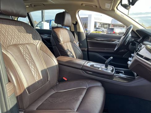 Used 2022 BMW 740i xDrive w/ Premium Package image 27