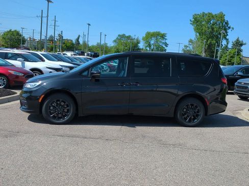 Used 2021 Chrysler Pacifica Touring-L w/ Uconnect Theater Family Group AWD/4WD image 5