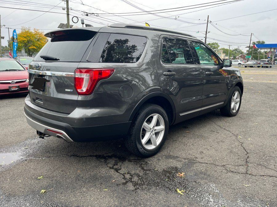 Used 2017 Ford Explorer XLT w/ Equipment Group 202A AWD/4WD image 6