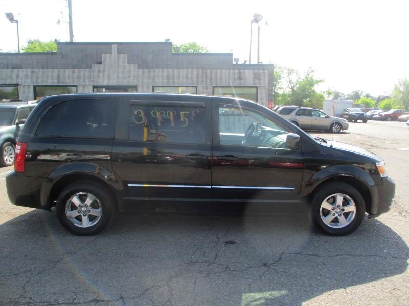 Used 2008 Dodge Grand Caravan SXT w/ Family Value Group FWD image 2