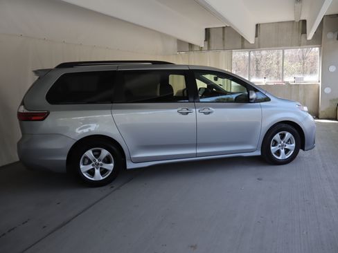 Used 2018 Toyota Sienna LE image 4