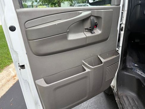 Used 2015 Chevrolet Express 2500 image 32